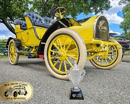 2026 Bay State Motor Festival 1905 Cameron 135242 Beautiful crystal trophy displayed with the 1905 Cameron.
