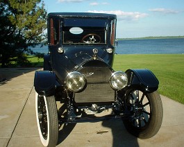 1915 Cadillac Type 51 Landaulet DSC00196 Front view of this beautiful automobile, displaying a fresh restoration.